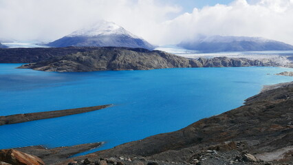 Lac aux eaux turquoise en Patagonie argentine