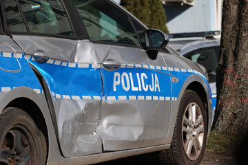 Wypadek - uszkodzony radiowóz polskiej policji.  - obrazy, fototapety, plakaty