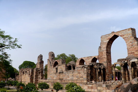 Qutb Minar, Qutub Minar, Qutab Minar, minaret, Qutb complex, victory tower, Islamic Architecture, architecture, Qutb-ud-din Aibak, Iltutmish, Firuz Shah Tughlaq, Sher Shah Suri, Sikandar Lodi