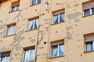 Fototapeta na wymiar Peeling paint on the wall of a residential building