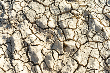 Risse im ausgetrockneten Salz im Wüstenboden