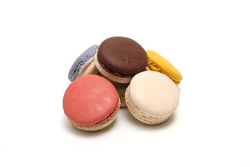白背景の様々な色のマカロン