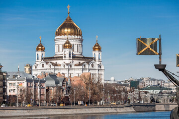 Fototapeta na wymiar Russian Orthodox Cathedral - The Cathedral of Christ the Savior in Moscow against the blue sky on a sunny spring day. Russian Federation, Moscow.