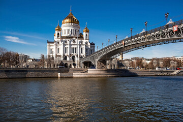 Fototapeta na wymiar Russian Orthodox Cathedral - The Cathedral of Christ the Savior in Moscow against the blue sky on a sunny spring day. Russian Federation, Moscow.