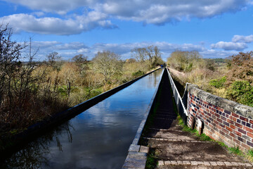 Obraz premium Canal aqueduct over the valley