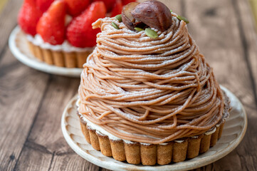 大きなモンブランタルトと大きないちごタルト
