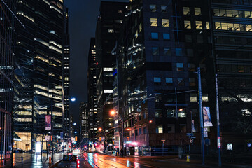 Fototapeta na wymiar Traffic in Toronto at night