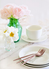 Plates with pink tulips