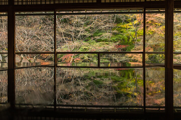 日本　京都府京都市にある瑠璃光院の書院　写経机に反射した瑠璃の庭の紅葉