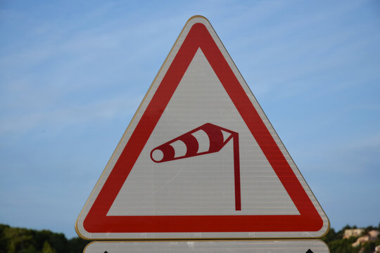 Panneau de signalisation : attention au vent fort sur 7 km. 