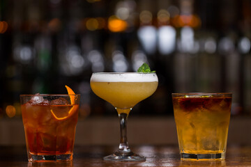 a refreshing cocktail in a glass goblet is sprinkled with sugar, the bartender pours sugar into a glass of bartender’s work,