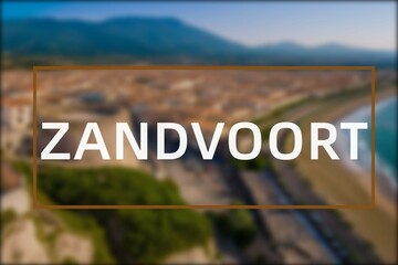 Zandvoort: Der Ortsname der niederländischen Stadt Zandvoort in der Region Noord-Holland vor einem Foto - obrazy, fototapety, plakaty
