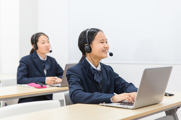 Fototapeta na wymiar パソコンを使って勉強する制服姿の小学生・中学生・高校生の子供（ICT教育・授業・生徒） 