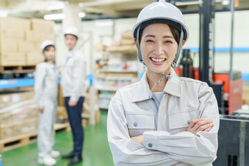 倉庫で働く女性作業員のポートレート