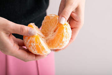 みかんを剥く手元　Citrus