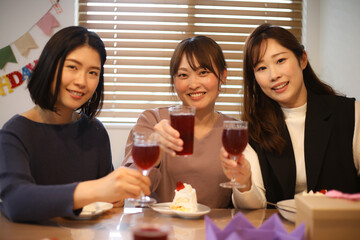 パーティーをする女性