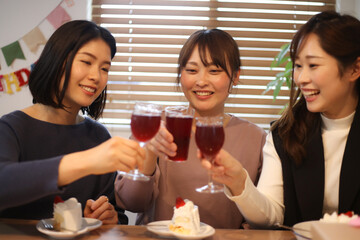 パーティーをする女性