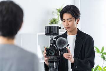 若手日本人の団背うカメラマン