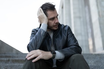 Obraz premium European middle-aged man is experiencing depression and apathy