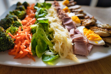 Low Carb und Keto Ernährung - bunter, vitaminreicher Salatteller mit Ei und Geflügel