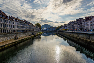 Obraz premium Balade le long de la rivière Doubs en automne à Besançon