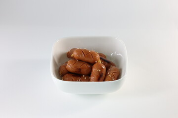 흰바탕 흰 도자기 그릇에 담긴 소세지 볶음