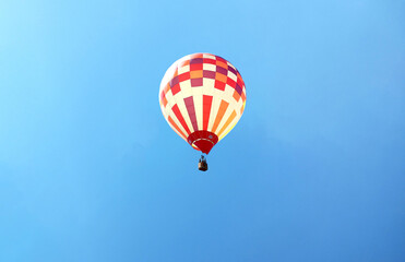 青空を飛ぶ熱気球