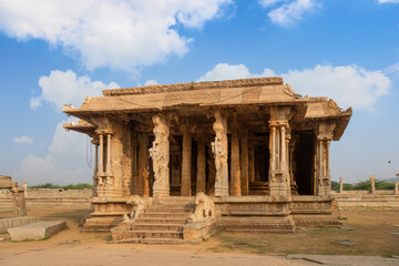 Obraz premium Medieval stone architecture structure with stone artwork at the Vijaya Vittala temple complex at Hampi, Karnataka, India.