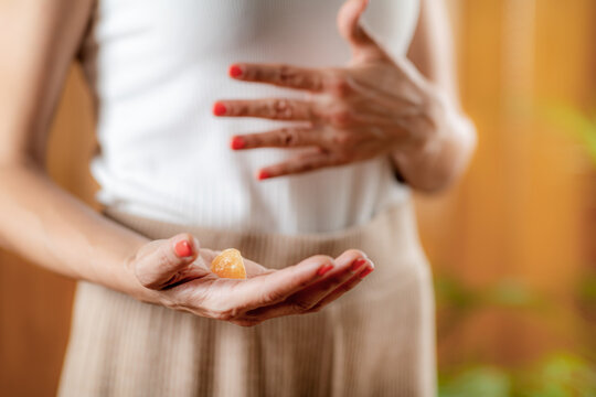 Using a Crystal for Energizing Solar Plexus Chakra or Manipura. Circulation of Energy within the Chakras
