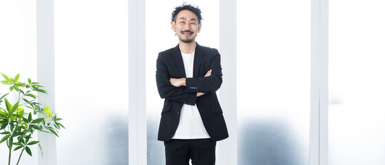 スーツを着た日本人男性