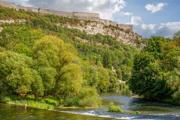Fototapeta na wymiar La rivière Doubs et la citadelle de Besançon