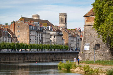 Obraz premium Balade le long de la rivière Doubs à Besançon