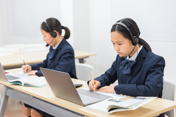 パソコンを使って勉強する制服姿の小学生・中学生・高校生の子供（ICT教育・授業・生徒）
