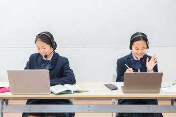 パソコンを使って勉強する制服姿の小学生・中学生・高校生の子供（ICT教育・授業・生徒）
 - obrazy, fototapety, plakaty