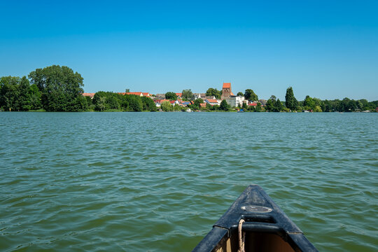 Wasserwandern auf dem Lychener Stadtsee: Blick vom Kanu auf die Skyline von Lychen mit Stadtkirche St. Johannes