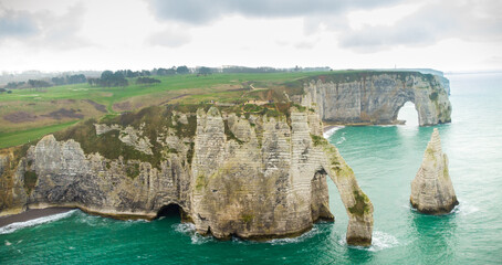 Vue aérienne sur les falaises d'Etretat, Normandie, France