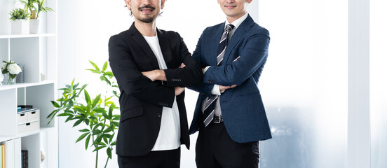 スーツを着た日本人男性
