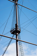Obraz premium sailing ship mast over sky