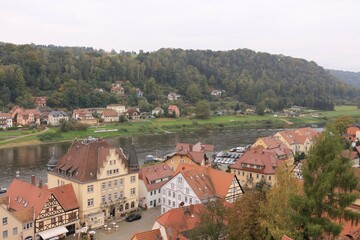 Fototapeta na wymiar Blick auf die Altstadt der Stadt Wehlen und den Fluss Elbe in der Sächsischen Schweiz