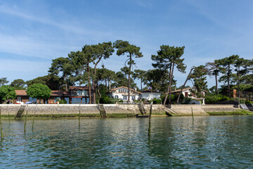 Cap Ferret (bassin d&rsquo;Arcachon, France). Villas traditionnelles au bord de l'eau