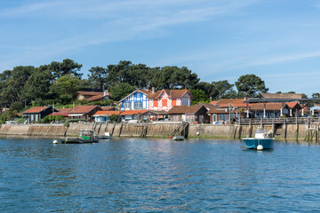 Fototapeta premium Cap Ferret (bassin d’Arcachon, France). Bateau de pêche devant le quartier ostréicole de Piraillan