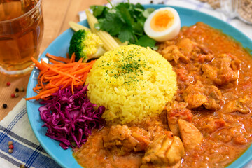 チキンのスパイスカレーと野菜の盛り合わせ