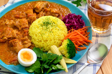 チキンのスパイスカレーと野菜の盛り合わせ