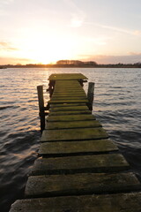 Obraz premium Alter mit Moos bewaxhsener Bootssteg am See, Hochformat