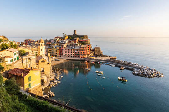 Italy, Liguria, Vernazza, View of coastal town along Cinque Terre at dusk