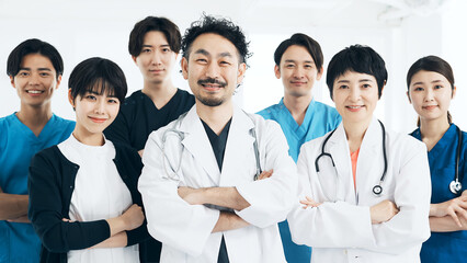 笑顔の医療従事者のグループ　医師　看護師