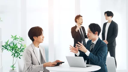 Fotobehang オフィスで会話するビジネスマン © metamorworks