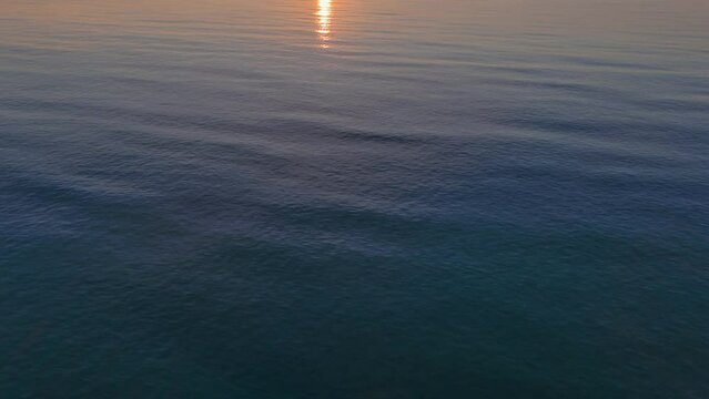 rise camera towards sunrise on the sea, d&eacute;couverte du soleil levant sur la mer vu de drone