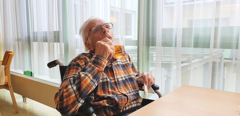 Alter Mann in Pflege und Betreuung