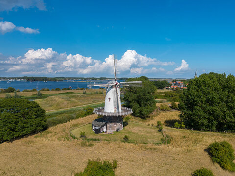 Luftaufnahme der Windmühle De Koe in Veere. Provinz Zeeland in den Niederlanden.